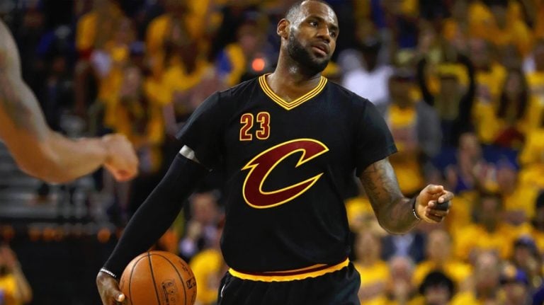 LeBron triple-double yaptı Cavs farka gitti