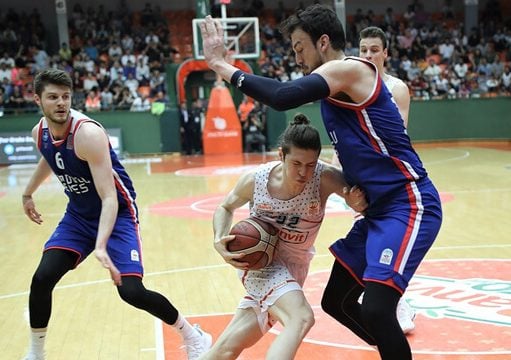 Anadolu Efes Banvit’i 2-0 ile geçerek yarı finalde!