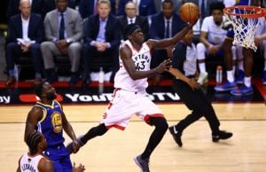 Raptors Siakam ile son şampiyonu devirdi!