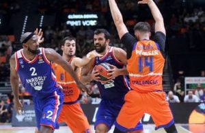 Anadolu Efes zorlansa da Valencia karşısında kazanmayı bildi