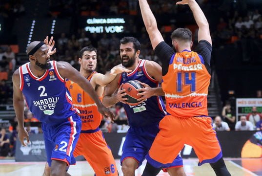 Anadolu Efes zorlansa da Valencia karşısında kazanmayı bildi