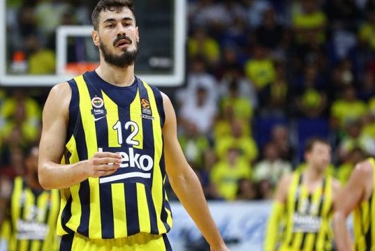 Fenerbahçe'ye bir şok daha! Yıldız oyuncu kadrodan çıkarıldı