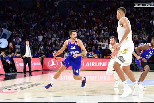 Anadolu Efes Real Madrid'i sahadan sildi!