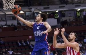 Larkin ve Micic, Pire deplasmanında Efes'i galibiyete taşıdı!