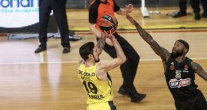 Fenerbahçe Beko'lu De Colo'ya Rice'ın yaptığı faul hakemler tarafından çalınmadı