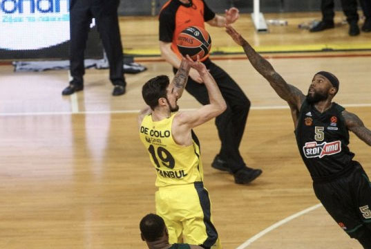 Fenerbahçe Beko'lu De Colo'ya Rice'ın yaptığı faul hakemler tarafından çalınmadı