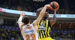 Fenerbahçe Beko Baskonia'yı evinde konuk ettiği mücadelede Derrick Williams ile Shengelia görseli