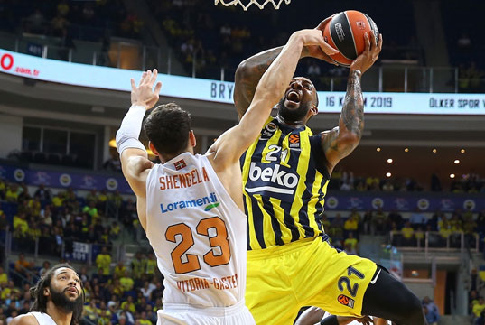 Fenerbahçe Beko Baskonia'yı evinde konuk ettiği mücadelede Derrick Williams ile Shengelia görseli