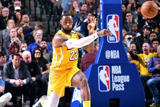 Lebron James Dallas Mavericks karşısında şov yaptı