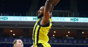 Derrick Williams'ın yıldızlaştığı maçta Fenerbahçe farklı kazandı (ÖZET)