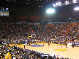 Clippers, Lakers'ın eski salonu Forum'u 400 milyon dolara satın aldı